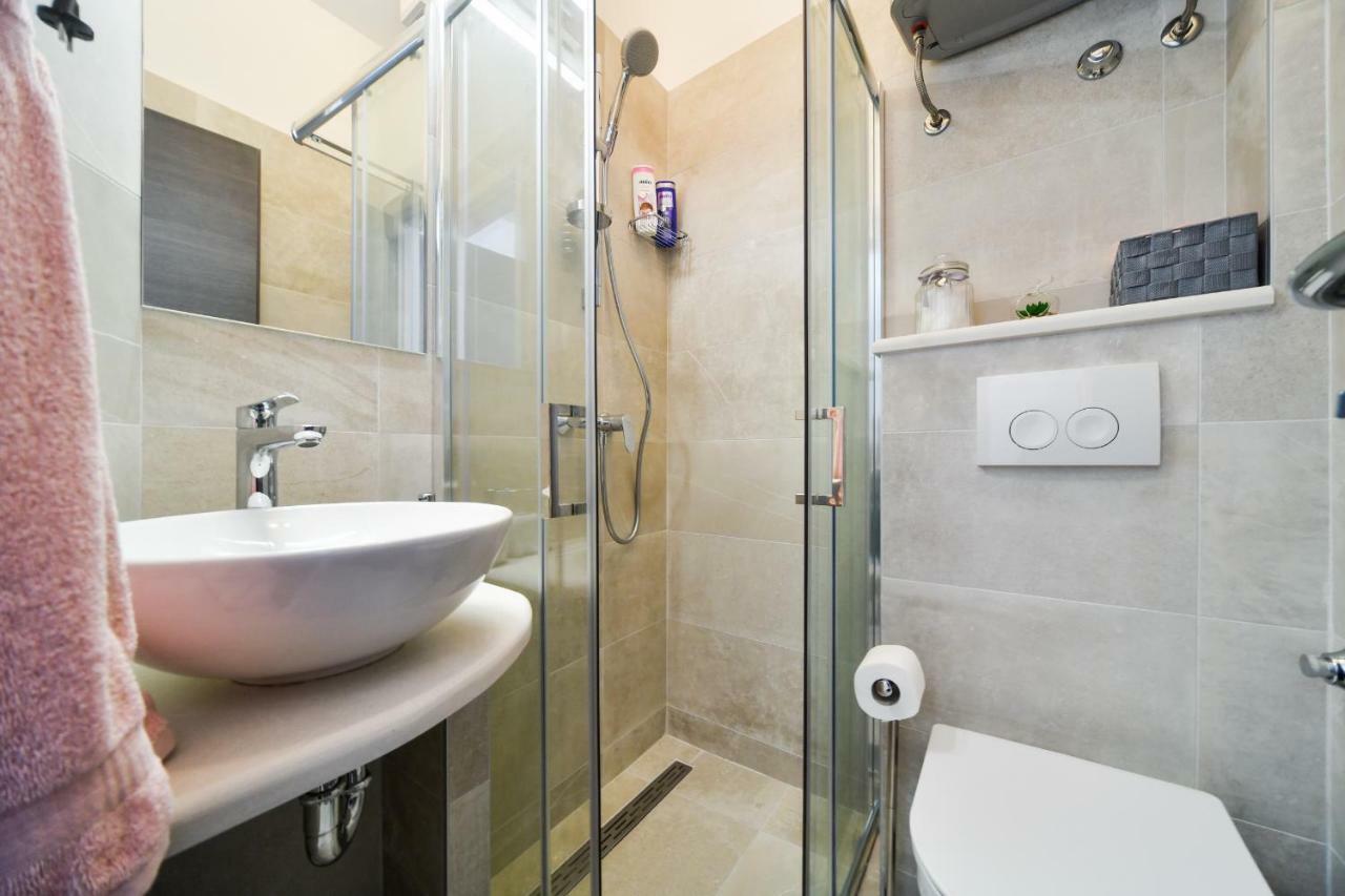 Apartments And Rooms Nekic Zadar Bagian luar foto