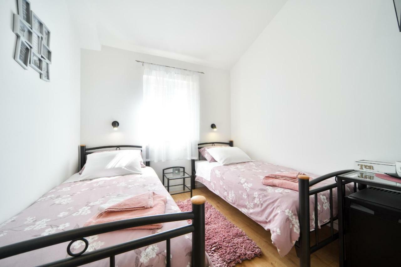 Apartments And Rooms Nekic Zadar Bagian luar foto