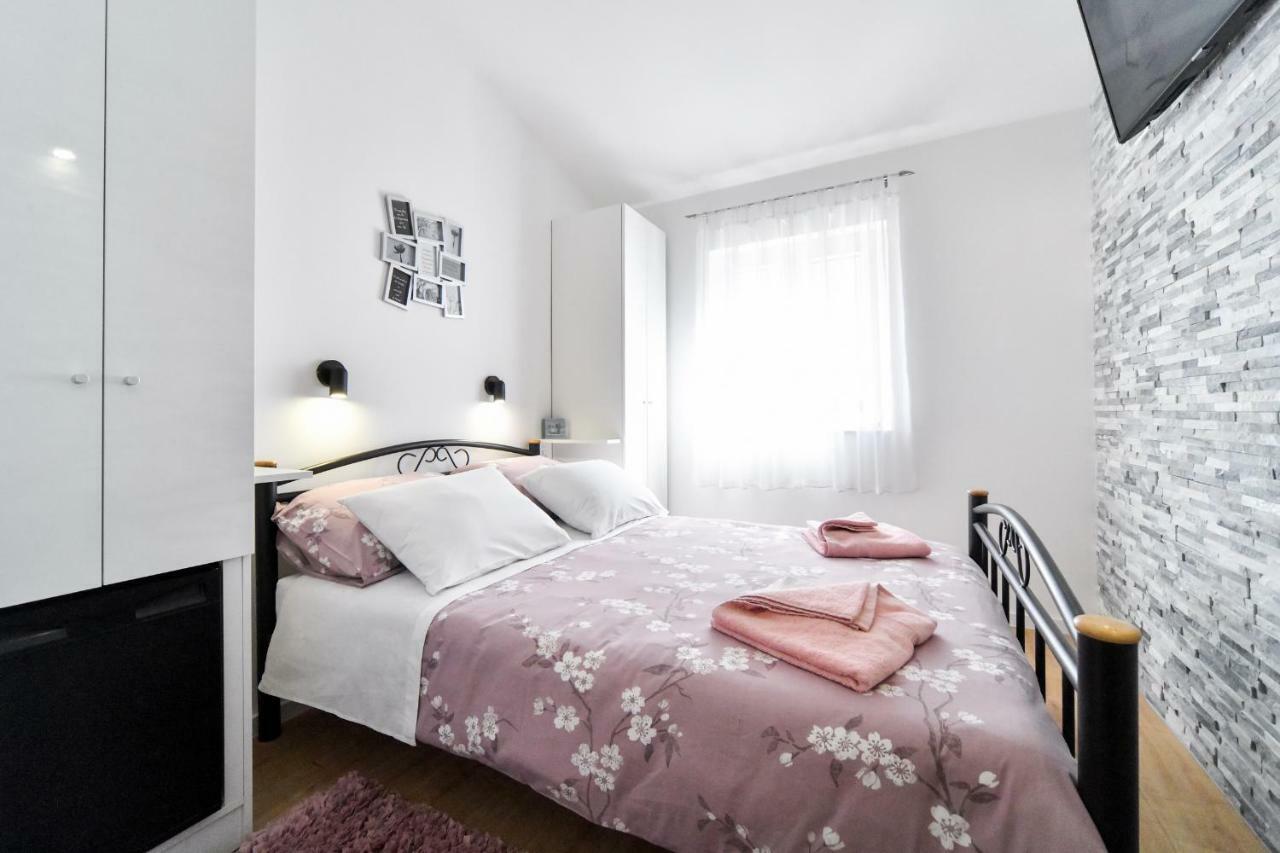 Apartments And Rooms Nekic Zadar Bagian luar foto